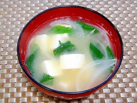 豆腐とつるむらさき玉ねぎの味噌汁